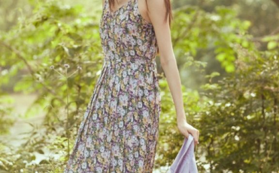 30岁女人学超模何穗夏日穿搭,玩转色彩时髦高级