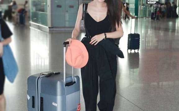 李菲儿现身机场仅穿一件黑色吊带背心,网友:这身材太绝了