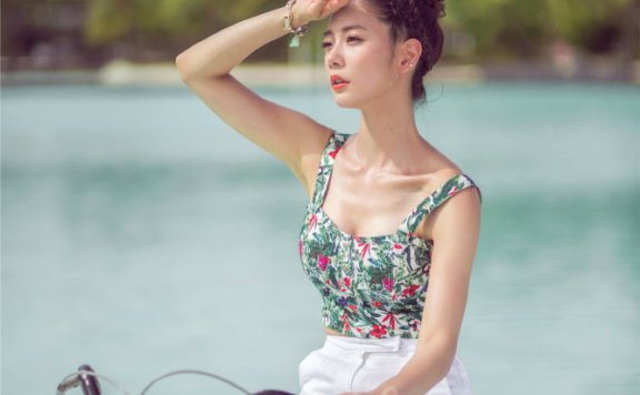 “亚洲第一美”李成敏穿超短裤打电话,侧身比例身材真赞