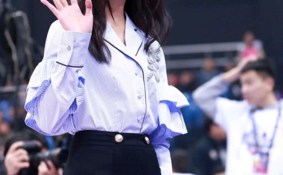 陈都灵穿条纹衬衫配黑色半身裙，清爽又干练