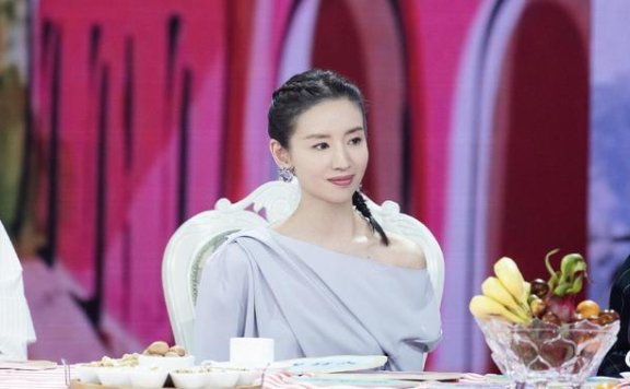 董洁扎鱼骨辫穿露肩上衣录节目,美得高级精致