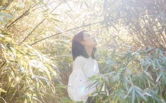 李沁登《瑞丽》时尚杂志封面，白衬衫连衣裙搭配丸子头展现浓郁中国风