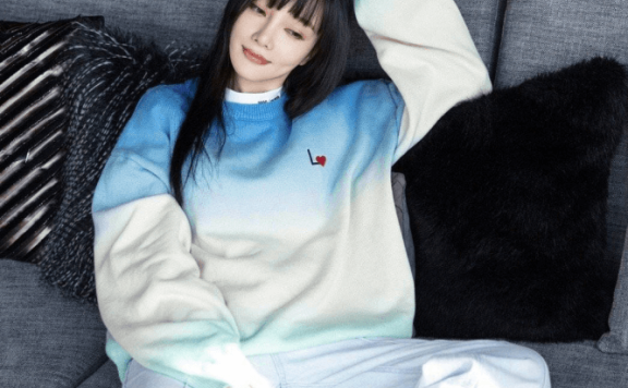 李小璐的衣品可盐可甜，时髦感真是太强了