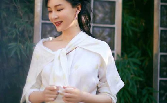 陈数气质开挂!一件白色衬衫搭配西裤华丽优雅气场十足