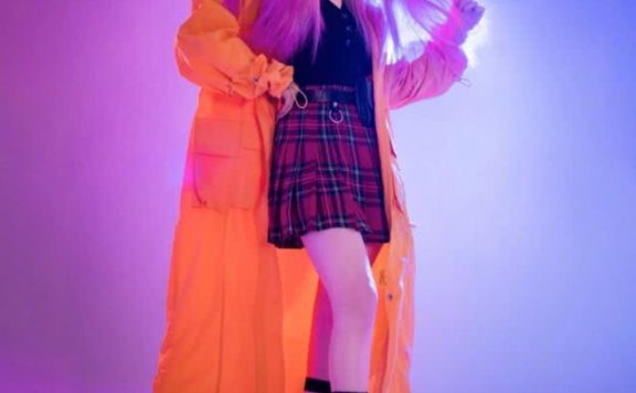 戚薇时尚大片大胆尝试萝莉风，粉色双马尾格外吸睛