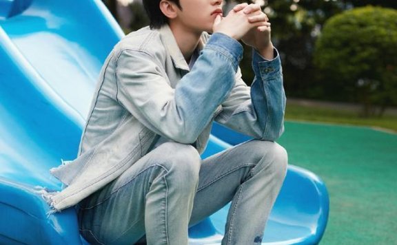 蔡徐坤夏日私服穿搭，让我看到了大学校草该有的样子