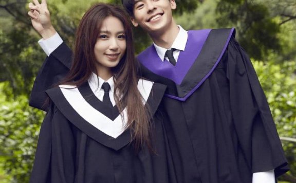 田馥甄穿白衬衫配学士服,同框许光汉笑得太甜美
