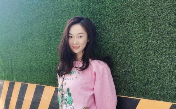 霍思燕穿粉色卫衣少女又减龄，搭白色包包看起来依然可爱