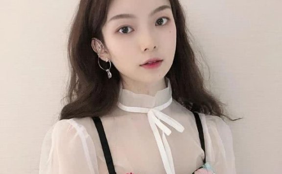 陈卓璇网纱短裙配金黄卷发温婉可爱,自信的女生人最美