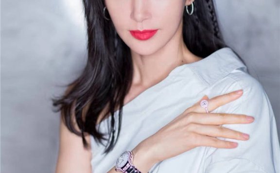 女人戴手镯还是手表好看?这3个理由告诉你,戴错很尴尬!