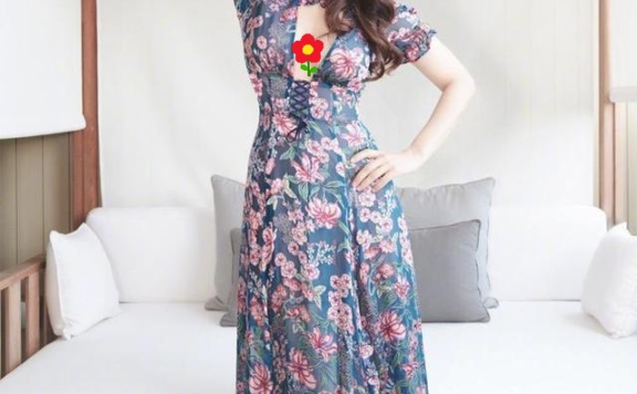 伊能静穿V领碎花连衣裙硬勒出少女腰,美得太惊艳