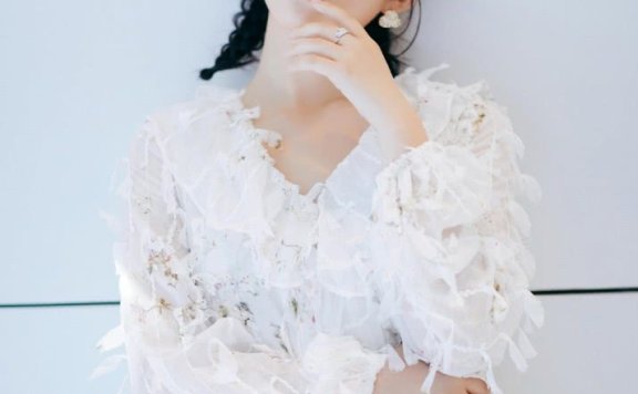 邓恩熙穿淡黄色连衣裙,满脸胶原蛋白好俏皮