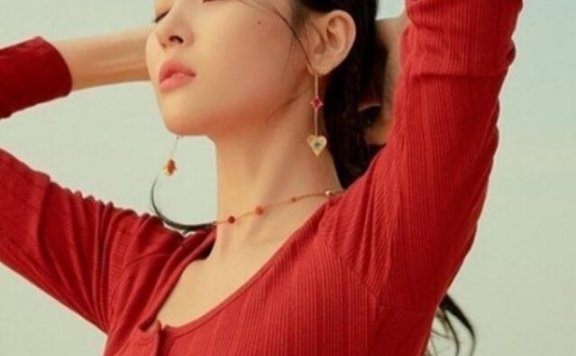 “南韩腿精”李宣美 INS 晒“红衣照”,性感曲线展现迷人魅力