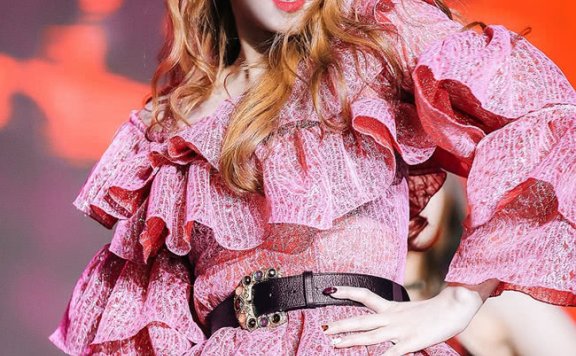 宋雨琦穿芭比粉裙魅力十足，谁知却勒出了胖肉腰