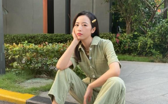 周雨彤笑脸T恤搭配涂鸦长裤,俏皮又有少女感