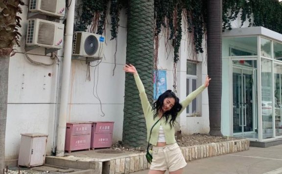 周洁琼开衫短裤配卷发小辫子，小姐姐的模样太甜美