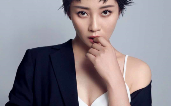 殷桃穿西服内搭白色吊带干练清爽,又美又飒