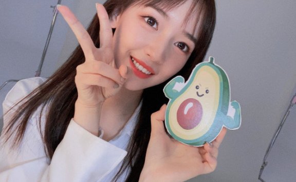 秦牛正威被内涵嘲讽后再晒美照,笑容甜美可人青春有活力