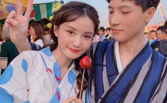 林小宅和7年男友分手后变化真大,穿抹胸裙秀香肩成熟到认不出