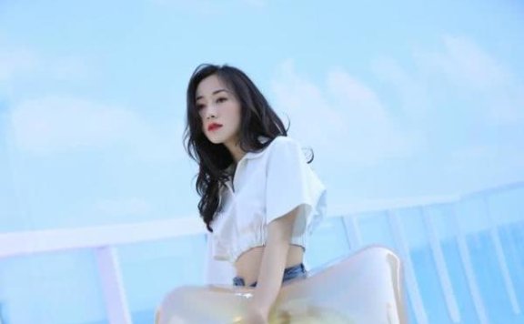 韩雪拍照时裤子勒出凹痕,不但没处理还晒出了成片