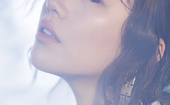 马思纯湿发性感光影时尚写真图片