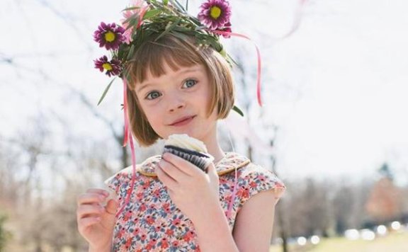 9岁坐拥百万粉,初代网红萝莉衣品依旧时尚,却变冷淡脸笑容消失