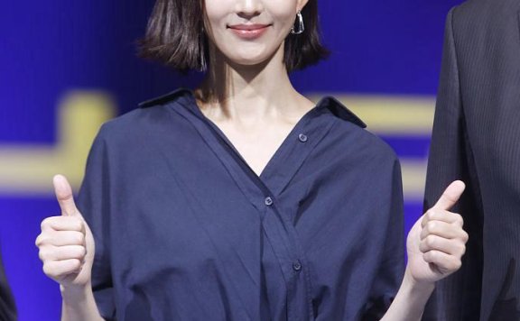 张钧甯剪“一刀切”短发，搭蓝色衬衫裙优雅又干练