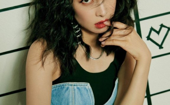 宋茜腰太细用夹子防裤子掉落，瘦成这样还能有S曲线