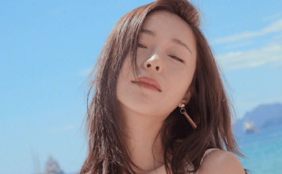 江一燕穿白色西服套装结合锁骨短发,率性时尚真好看