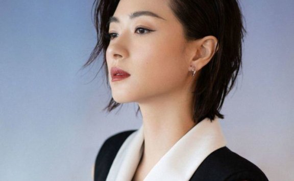 万茜剪波波头好干练，身穿无袖西装裙配高跟凉鞋减龄还有气场