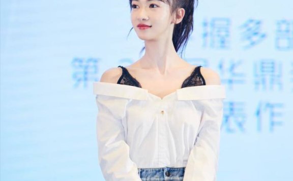 吴谨言穿千鸟格上衣配白裙优雅满分，天鹅颈完美抢镜