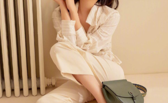 金高银穿白色连衣裙搭配帆布鞋拍画报,清新质感扑面而来