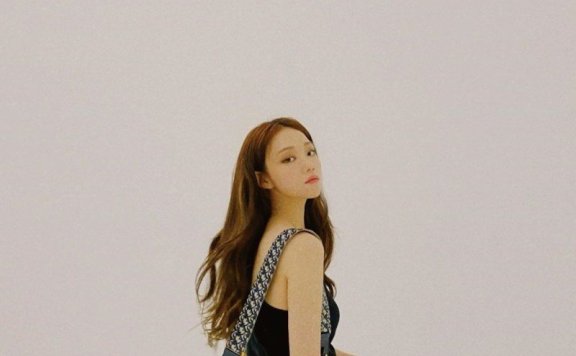 李圣经分享最新日常穿搭,牛仔裤配黑吊带大长腿显露无疑