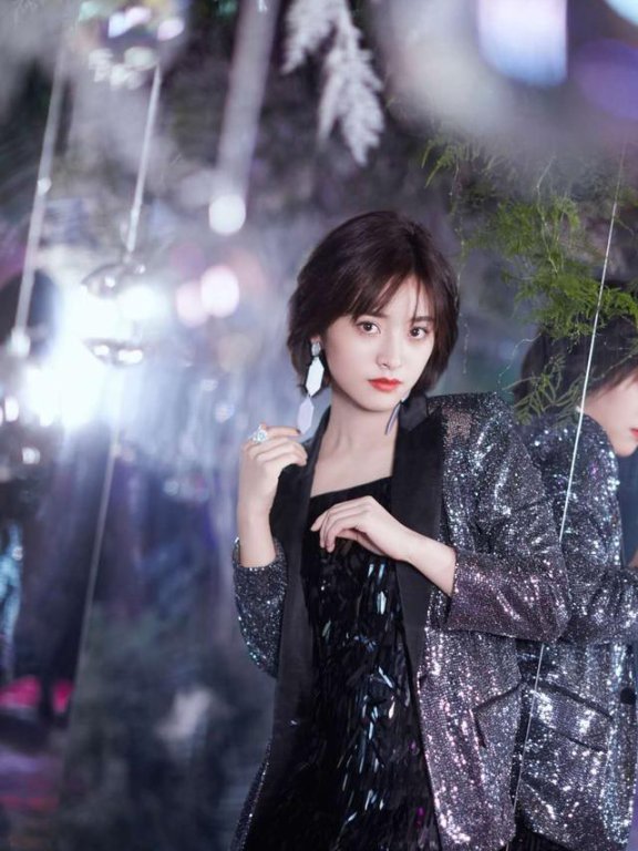 23岁沈月亮片裙配西装成熟,造型虽美却像偷穿了大人的衣服