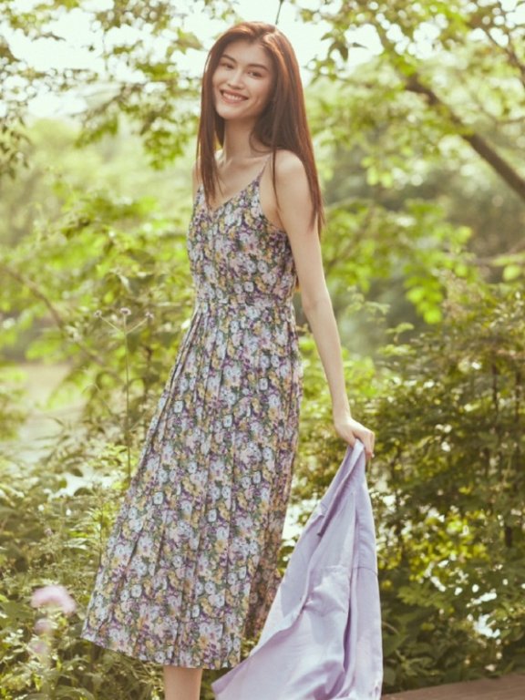 30岁女人学超模何穗夏日穿搭，玩转色彩时髦高级