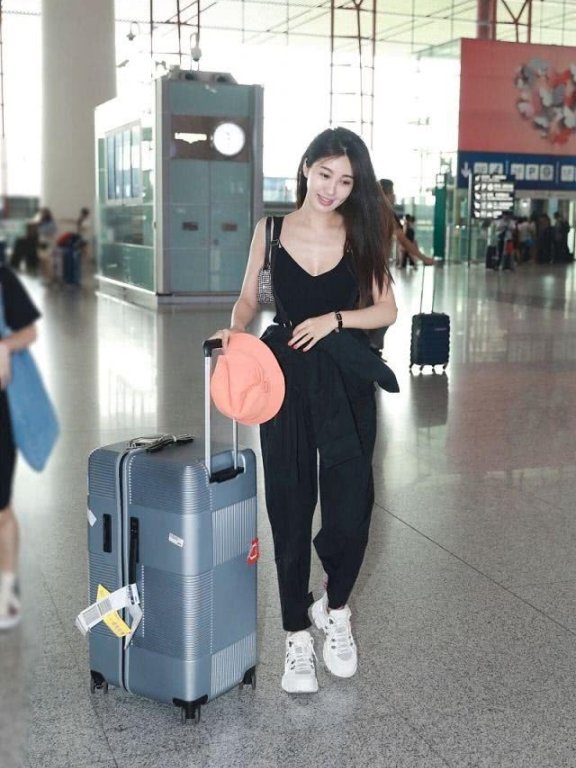 李菲儿现身机场仅穿一件黑色吊带背心,网友:这身材太绝了