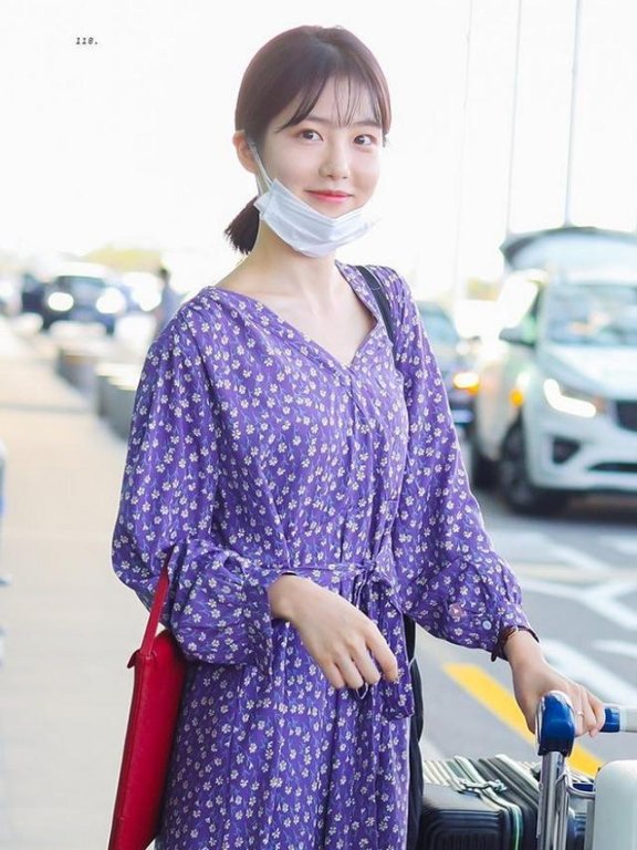 申艺恩穿华丽连衣裙展示少女气质,向粉丝们挥手致意