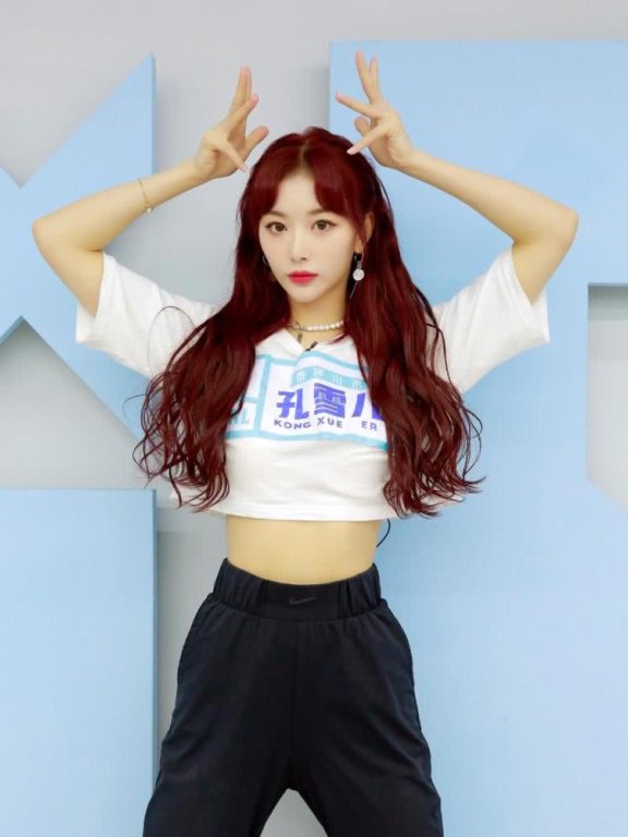 孔雪儿成团后晒照，穿热裤秀“漫画腿”堪称THE9门面担当