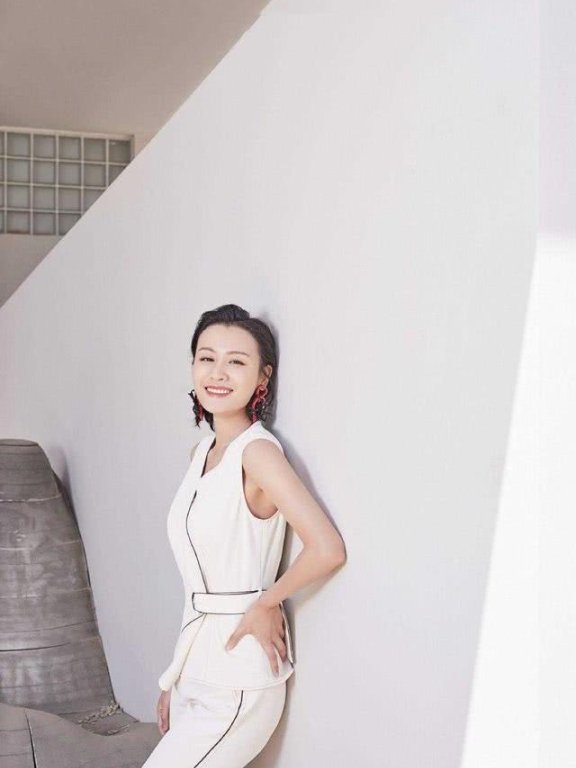 叶一茜无袖白色上衣配阔腿裤,简约搭配才高级