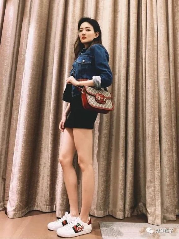 徐璐身穿牛仔衣配黑色连衣裙，时髦又有活力