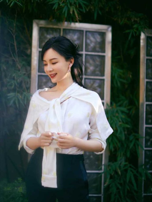 陈数气质开挂!一件白色衬衫搭配西裤华丽优雅气场十足