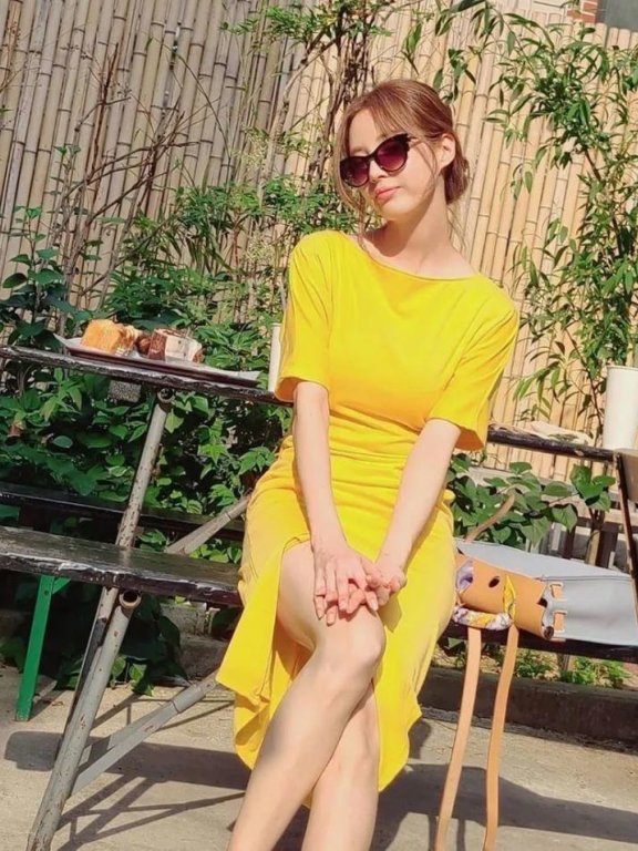 少女时代徐贤明黄色连衣裙尽显名媛范,“漫画腿”太吸睛