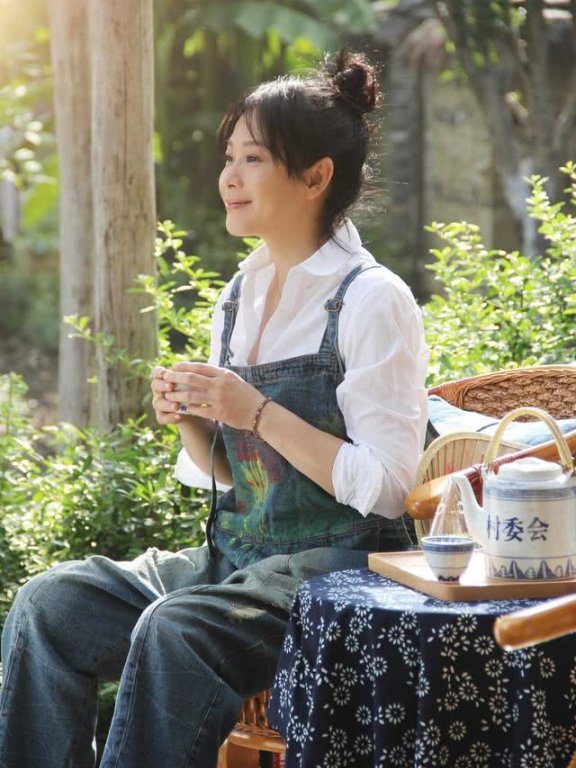 刘若英白衬衫配牛仔背带裤，至少年轻20岁