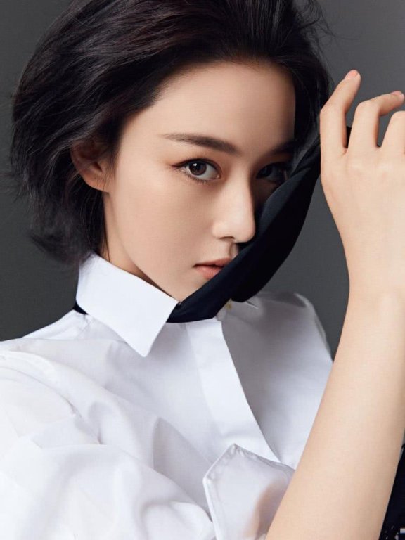 张馨予留背头发型又帅又飒,白衬衣黑领带叼着牙签耍酷