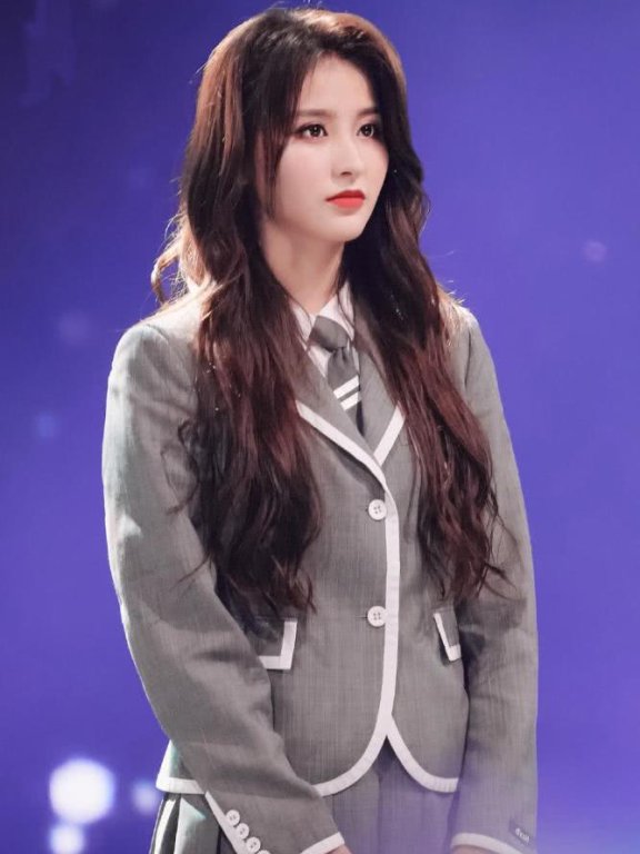 她在《青你2》决赛落选，金子涵穿露脐装阔腿裤出镜，秀长腿帅气撩人