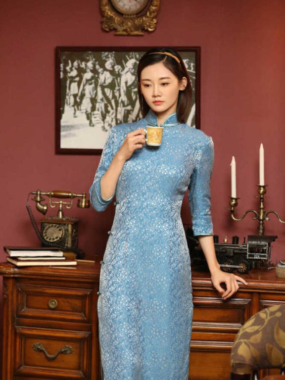 苗苗穿蓝色旗袍长裙显现出女性古典气质,魅力十足!