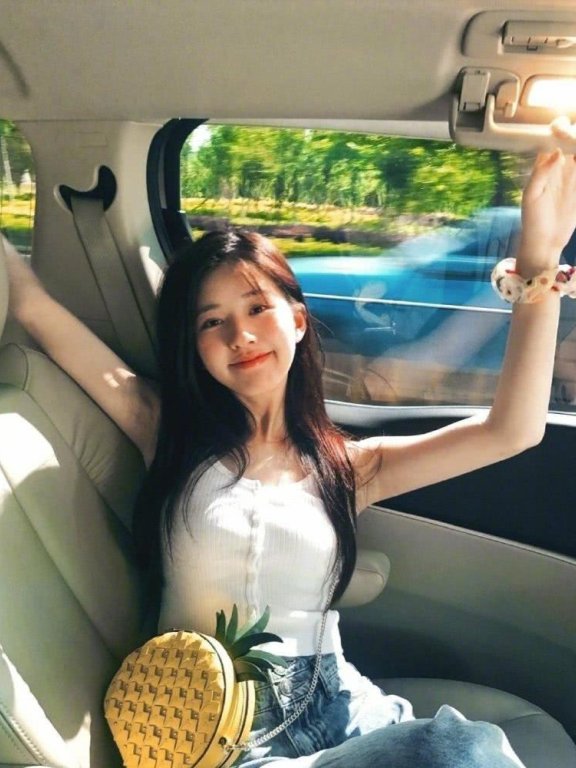 赵露思白短裙灯笼袖凸显细长手臂，微卷长发清新时尚