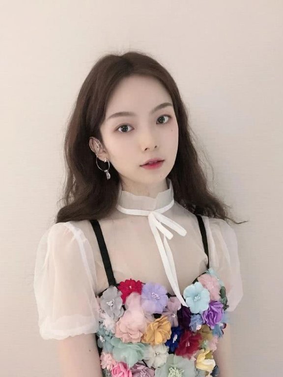 陈卓璇网纱短裙配金黄卷发温婉可爱,自信的女生人最美