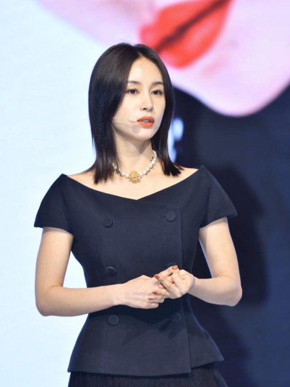 王子文现身活动穿黑衣意外暴露矮个子弱点,不过气质真赞