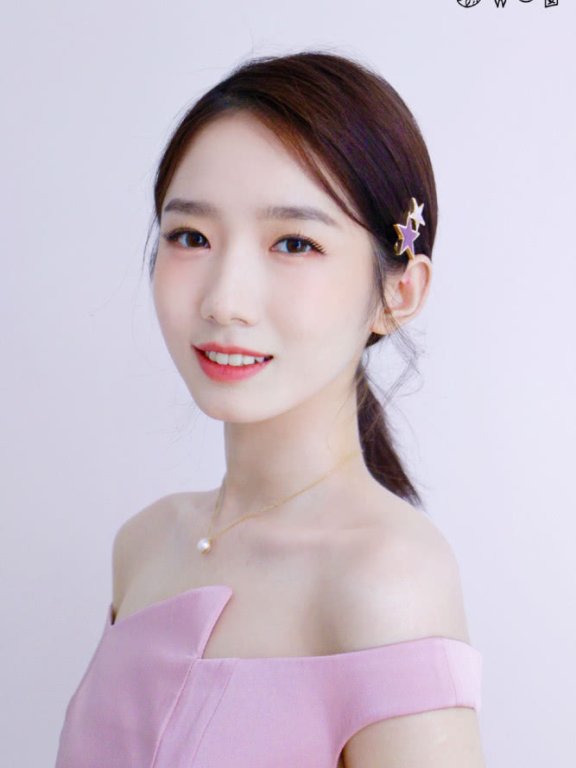 火箭少女直播秀，吴宣仪挑战渔网装，SUNNEE叠穿造型太惊艳！